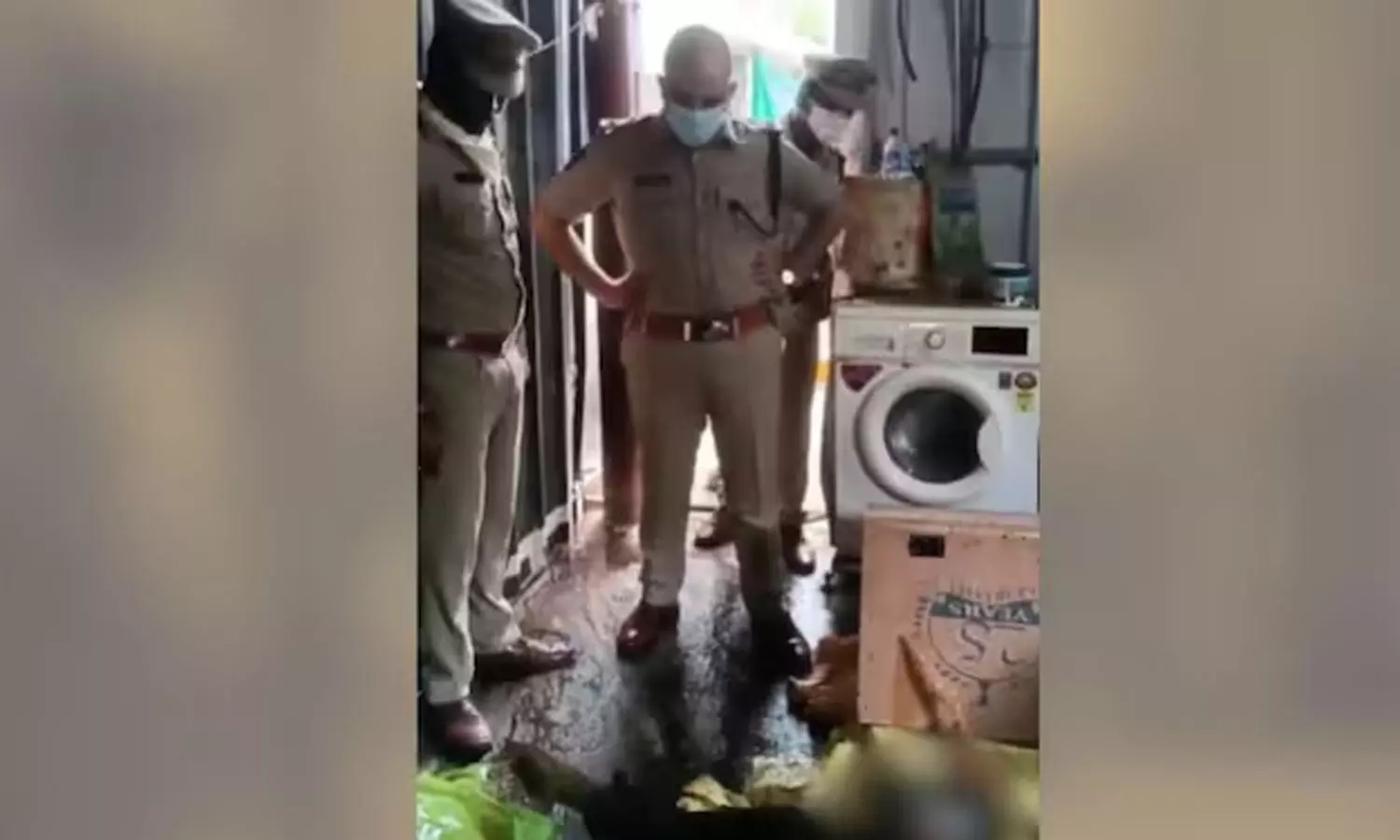 പാര്സല് തുറന്ന യുവതി ഞെട്ടി; ലഭിച്ചത് അജ്ഞാത മൃതദേഹം, 1.30 കോടി നല്കണമെന്ന ഭീഷണിക്കത്തും പാര്സല് തുറന്ന യുവതി ഞെട്ടി; ലഭിച്ചത് അജ്ഞാത മൃതദേഹം, 1.30 കോടി നല്കണമെന്ന ഭീഷണിക്കത്തും