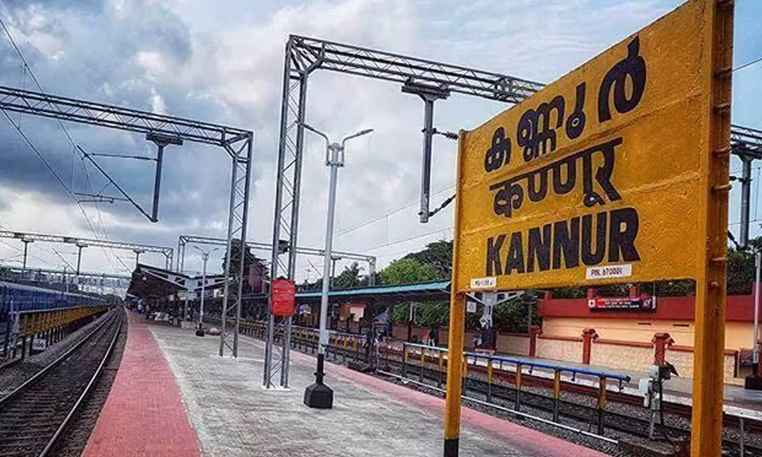 കണ്ണൂരിൽ ട്രെയിനിനും റെയിൽവേ പ്ലാറ്റ്‌ഫോമിനും ഇടയിൽപ്പെട്ട് യാത്രക്കാരന് ദാരുണാന്ത്യം