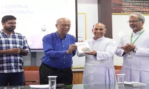 സമ്പൂർണം, ആധികാരികം; മലയാളമാധ്യമ ചരിത്രം പ്രമേയമാക്കിയ ഇതിവാർത്താഹ വായനക്കാരിലേക്ക്