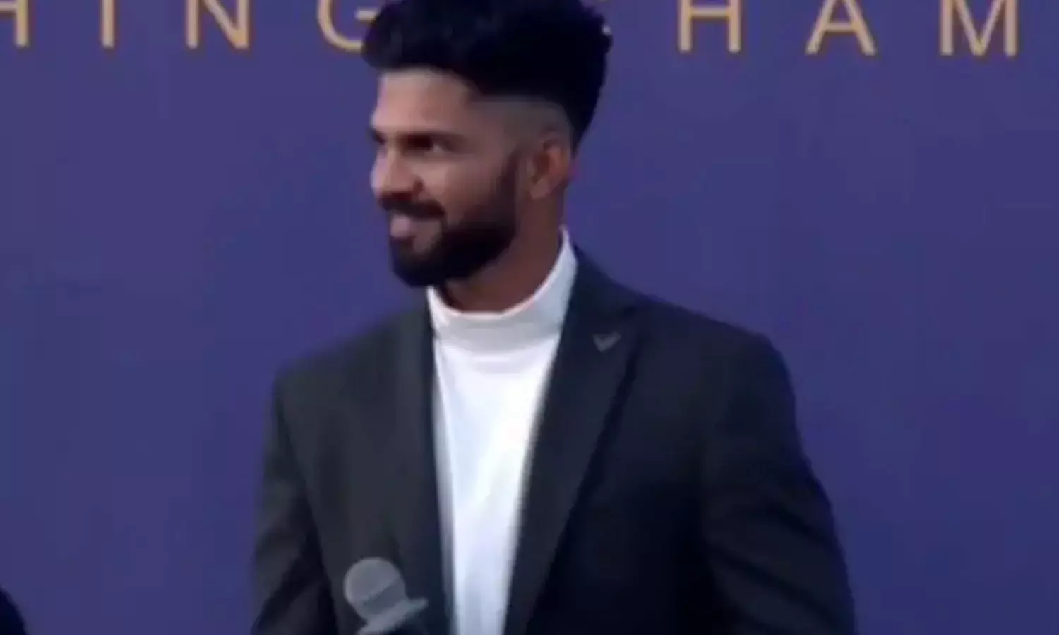 മൈക്ക് ഓഫ് ആക്കിയത് ആർ.സി.ബിക്കാരനാണോ; ബംഗളൂരുവിൽ വച്ച്  ഗെയ്ക്വാദിന്‍റെ ട്രോൾ