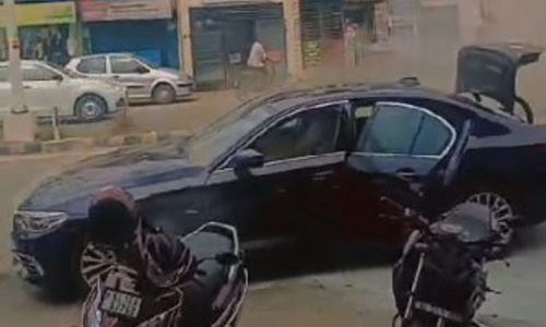 തിരുവനന്തപുരത്ത് ഓടിക്കൊണ്ടിരുന്ന ബിഎംഡബ്ല്യു കാറിന് തീപിടിച്ചു