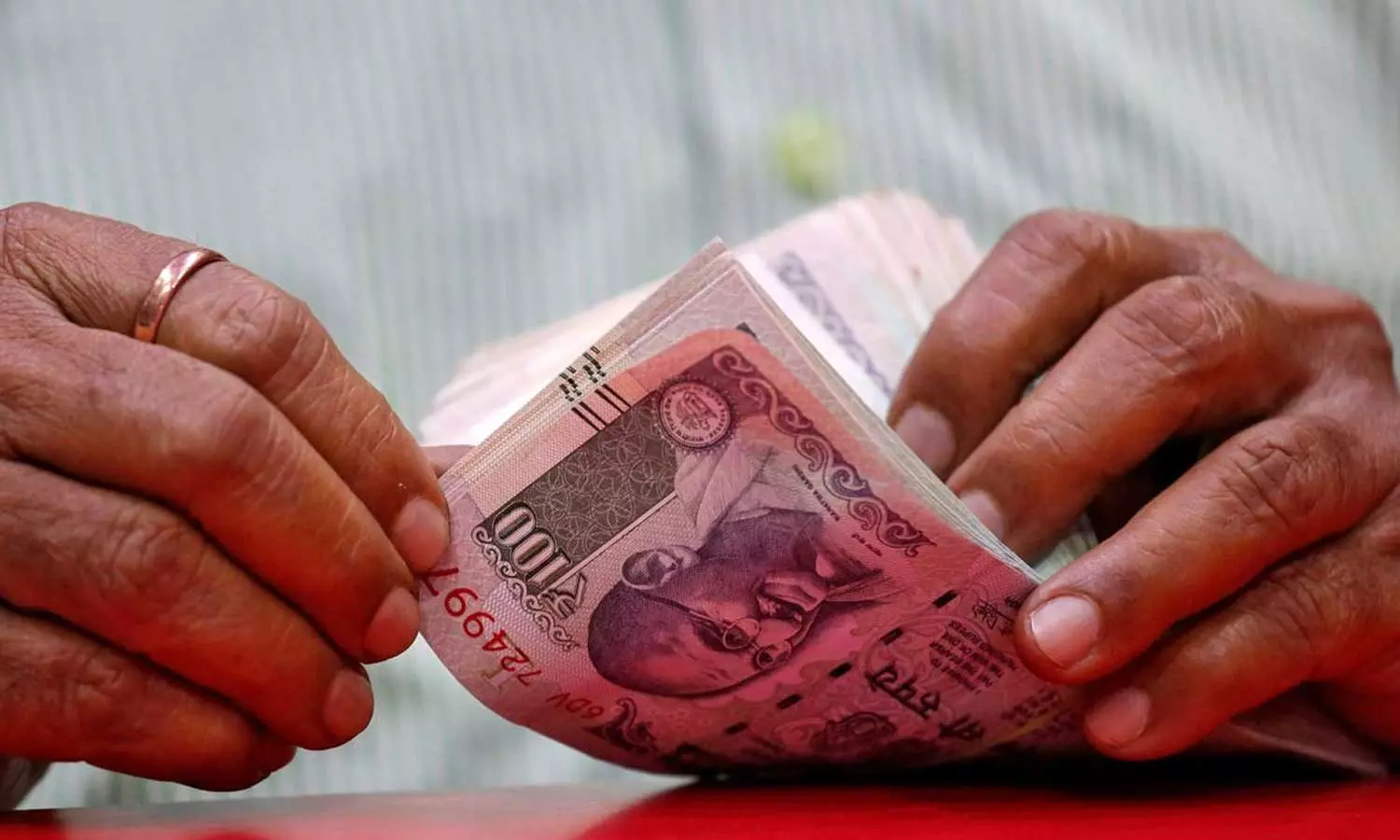 ക്ഷേമ പെൻഷൻ തട്ടിപ്പ്: പൊതുഭരണ വകുപ്പിലെ ആറ് ജീവനക്കാർക്ക് നോട്ടീസ് ക്ഷേമ പെൻഷൻ തട്ടിപ്പ്: പൊതുഭരണ വകുപ്പിലെ ആറ് ജീവനക്കാർക്ക് നോട്ടീസ്