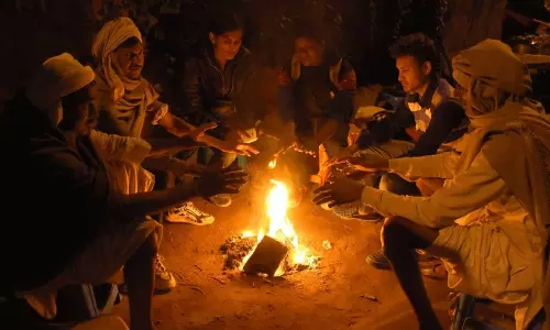 മണിക്കൂറുകൾ നീണ്ട് പവർകട്ടുകൾ, ഉപയോഗശൂന്യമായി ഹീറ്ററുകൾ; വിറകും കൽക്കരിയും വാങ്ങിക്കൂട്ടി കശ്മീരികൾ