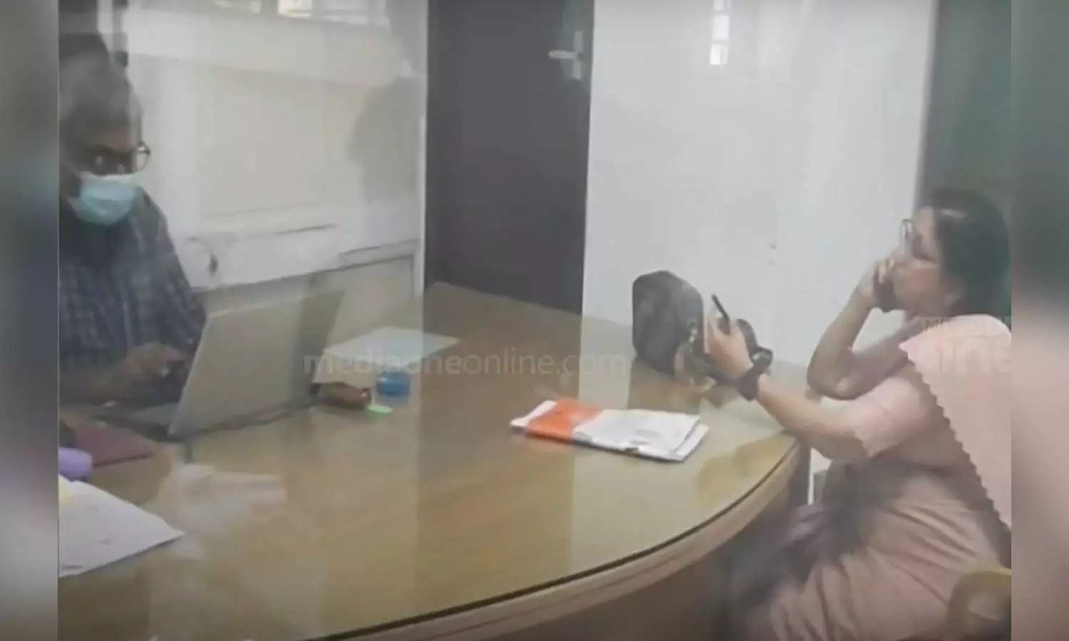 സിനിമയെ അനുസ്മരിപ്പിക്കുന്ന സീൻ; കസേര ഒഴിയാതെ കോഴിക്കോട് ഡിഎംഒ, മുന്നിൽ മുഖം നോക്കിയിരുന്നു പുതിയ ഡിഎംഒ സിനിമയെ അനുസ്മരിപ്പിക്കുന്ന സീൻ; കസേര ഒഴിയാതെ കോഴിക്കോട് ഡിഎംഒ, മുന്നിൽ മുഖം നോക്കിയിരുന്നു പുതിയ ഡിഎംഒ