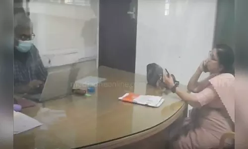 സിനിമയെ അനുസ്മരിപ്പിക്കുന്ന സീൻ; കസേര ഒഴിയാതെ കോഴിക്കോട് ഡിഎംഒ, മുന്നിൽ മുഖം നോക്കിയിരുന്നു പുതിയ ഡിഎംഒ