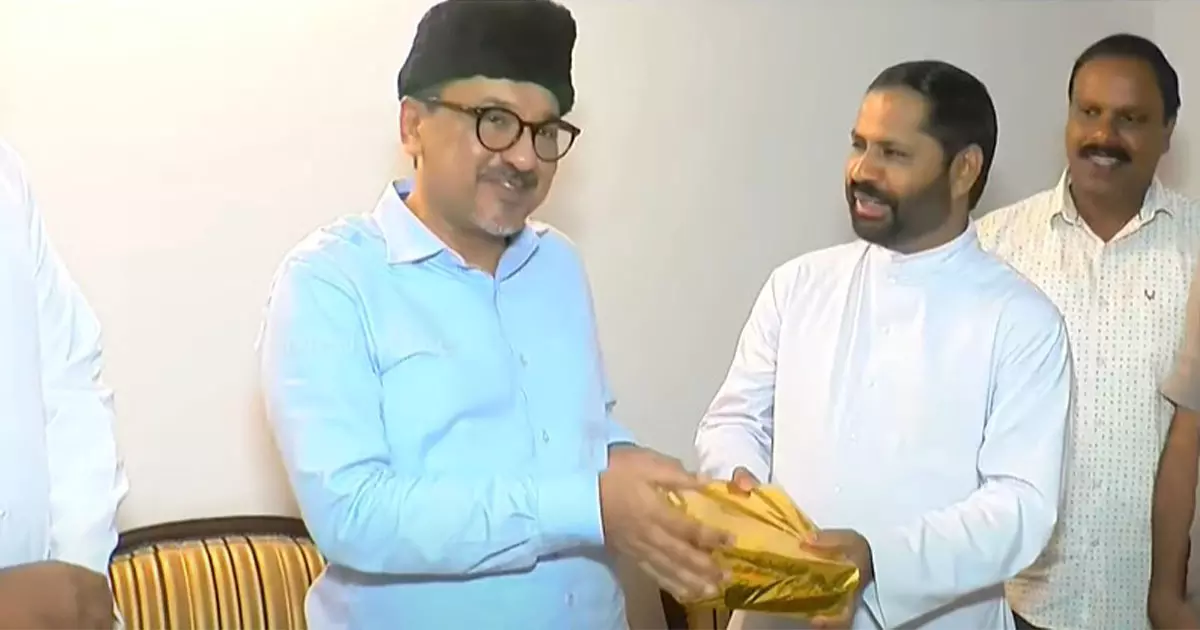 പാണക്കാട് സാദിഖലി തങ്ങളെ സന്ദർശിച്ച് ക്രിസ്ത്യൻ സഭാ നേതാക്കൾ; ക്രിസ്മസ് സൗഹാർദം പങ്കുവെക്കാനായി സ്നേഹസമ്മാനം കൈമാറി