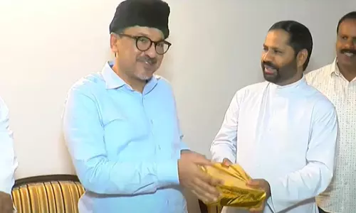 പാണക്കാട് സാദിഖലി തങ്ങളെ സന്ദർശിച്ച് ക്രിസ്ത്യൻ സഭാ നേതാക്കൾ; ക്രിസ്മസ് സൗഹാർദം പങ്കുവെക്കാനായി സ്നേഹസമ്മാനം കൈമാറി