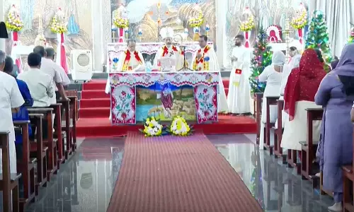 ക്രിസ്മസ് രാവിൽ വിവാദ വിഷയങ്ങളിൽ വിമർശനം തുടർന്ന് ബിഷപ്പുമാർ; പാലക്കാട്ടെ പുൽക്കൂട് ആക്രമണം പരാമർശിച്ച് തോമസ് ജെ.നെറ്റോ