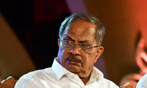 അംശവൃക്ഷം വീണു; മലയാളഭാഷ മരിച്ചു; ആലങ്കോട് ലീലാകൃഷ്ണൻ അംശവൃക്ഷം വീണു; മലയാളഭാഷ മരിച്ചു; ആലങ്കോട് ലീലാകൃഷ്ണൻ