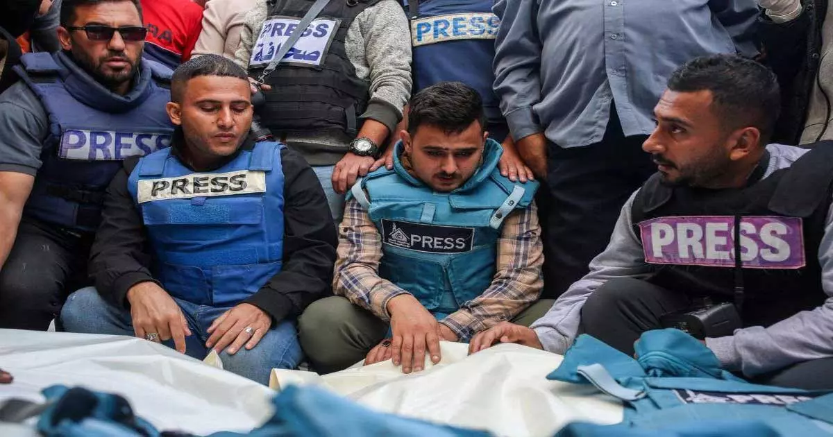 ഗസ്സ ആശുപത്രിക്ക് നേരെ ഇസ്രായേൽ ആക്രമണം; അഞ്ച് മാധ്യമപ്രവർത്തകർ കൊല്ലപ്പെട്ടു ഗസ്സ ആശുപത്രിക്ക് നേരെ ഇസ്രായേൽ ആക്രമണം; അഞ്ച് മാധ്യമപ്രവർത്തകർ കൊല്ലപ്പെട്ടു