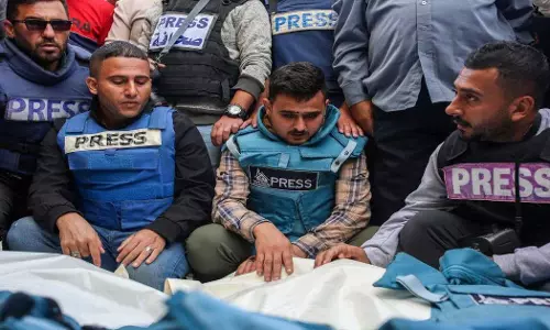 ഗസ്സ ആശുപത്രിക്ക് നേരെ ഇസ്രായേൽ ആക്രമണം; അഞ്ച് മാധ്യമപ്രവർത്തകർ കൊല്ലപ്പെട്ടു ഗസ്സ ആശുപത്രിക്ക് നേരെ ഇസ്രായേൽ ആക്രമണം; അഞ്ച് മാധ്യമപ്രവർത്തകർ കൊല്ലപ്പെട്ടു