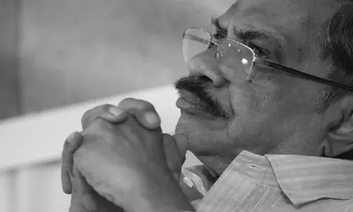 എംടിക്ക് അന്ത്യനിദ്രയൊരുക്കുക സ്മൃതിപഥത്തിൽ; സിതാരയിലേക്ക് നിലയ്ക്കാത്ത ജനപ്രവാഹം