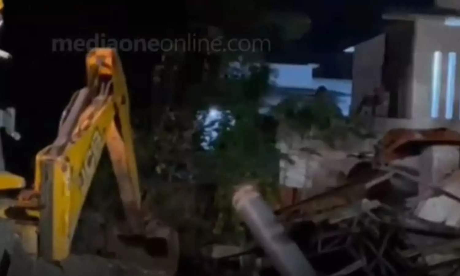 കൊല്ലത്ത് പൂട്ടിക്കിടന്ന കശുവണ്ടി ഫാക്ടറിയുടെ ചിമ്മിനി തകര്ന്നു വീണു; 16കാരന് ദാരുണാന്ത്യം കൊല്ലത്ത് പൂട്ടിക്കിടന്ന കശുവണ്ടി ഫാക്ടറിയുടെ ചിമ്മിനി തകര്ന്നു വീണു; 16കാരന് ദാരുണാന്ത്യം