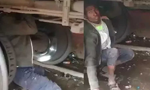 ടിക്കറ്റെടുക്കാൻ പണമില്ല; ട്രെയിനിനടിയിൽ തൂങ്ങി 250 കിലോമീറ്റർ യാത്ര ചെയ്ത് യുവാവ്