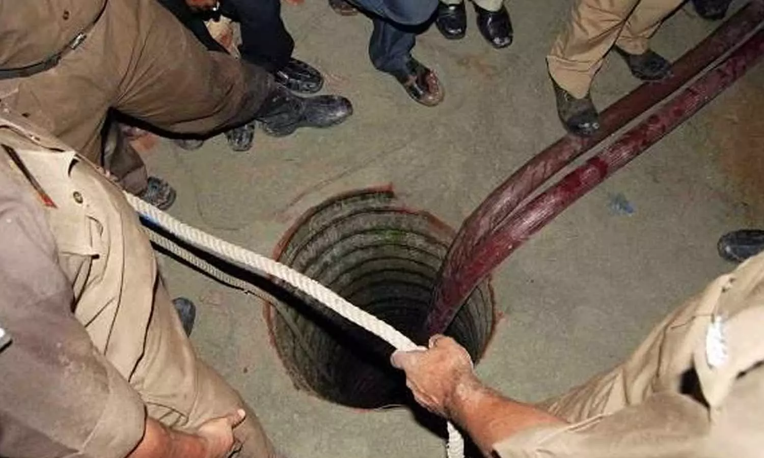 140 അടി താഴ്ചയുള്ള കുഴൽക്കിണറിലേക്ക് 10 വയസ്സുകാരൻ വീണു; രക്ഷാപ്രവർത്തനം പുരോഗമിക്കുന്നു 140 അടി താഴ്ചയുള്ള കുഴൽക്കിണറിലേക്ക് 10 വയസ്സുകാരൻ വീണു; രക്ഷാപ്രവർത്തനം പുരോഗമിക്കുന്നു