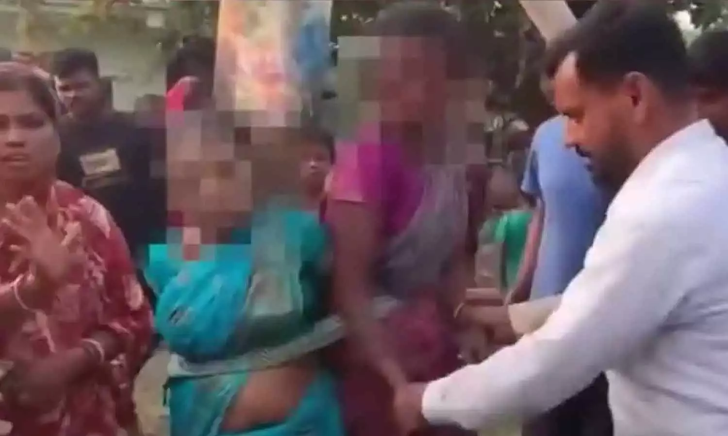 ക്രിസ്മസ് ആഘോഷിച്ചു; സ്ത്രീകളുൾപ്പെടെ മൂന്നുപേരെ മരത്തിൽ കെട്ടിയിട്ട് മർദിച്ച് ഹിന്ദുത്വവാദികൾ ക്രിസ്മസ് ആഘോഷിച്ചു; സ്ത്രീകളുൾപ്പെടെ മൂന്നുപേരെ മരത്തിൽ കെട്ടിയിട്ട് മർദിച്ച് ഹിന്ദുത്വവാദികൾ