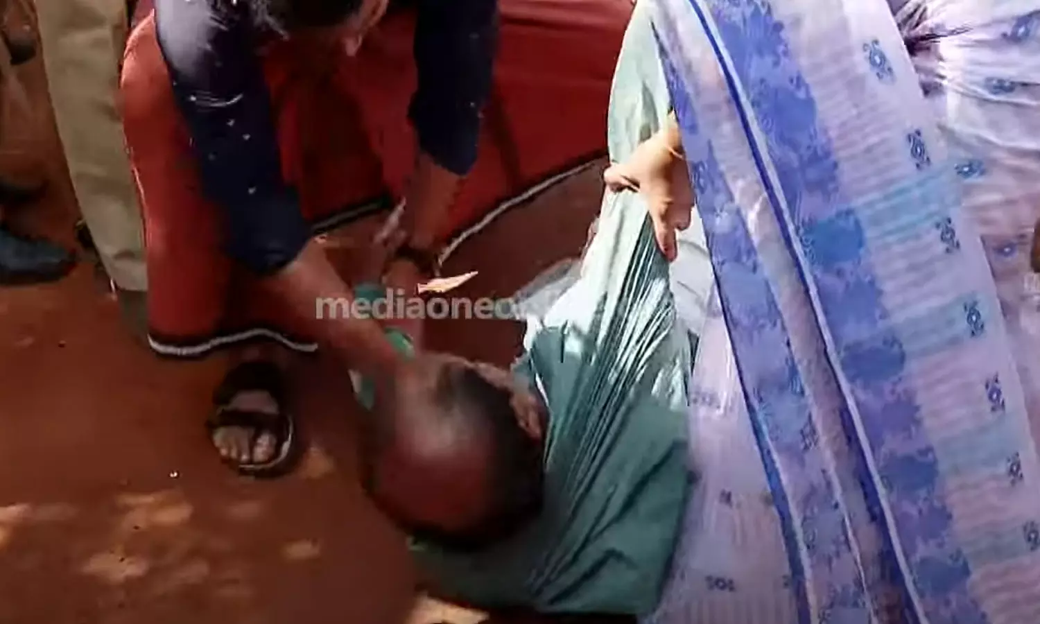 ലോറി തടഞ്ഞ് നാട്ടുകാർ; കോഴിക്കോട് ചേളന്നൂരിൽ മണ്ണെടുപ്പിൽ പ്രതിഷേധം ലോറി തടഞ്ഞ് നാട്ടുകാർ; കോഴിക്കോട് ചേളന്നൂരിൽ മണ്ണെടുപ്പിൽ പ്രതിഷേധം