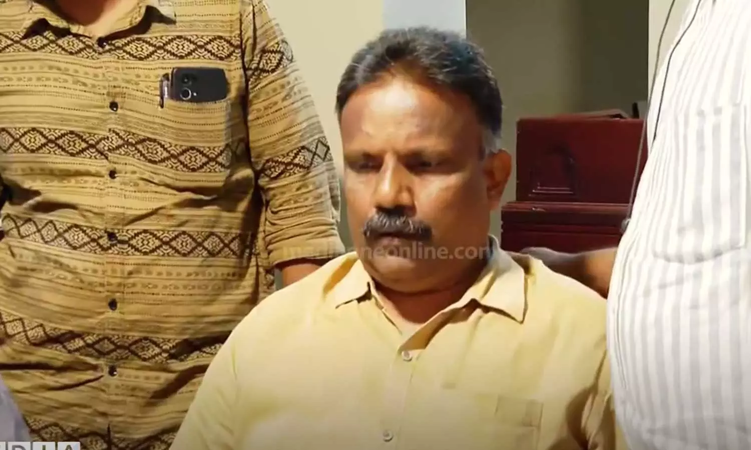 കൈക്കൂലി വാങ്ങുന്നതിനിടെ വില്ലേജ് ഓഫിസർ പിടിയിൽ