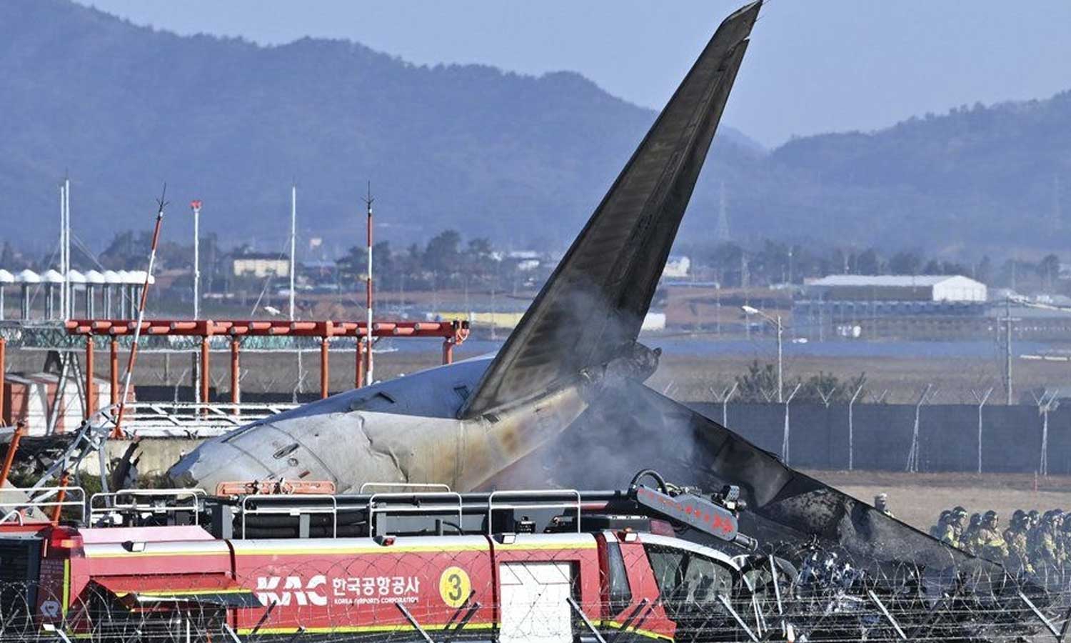 തലയും വയറും വേദനിക്കുന്നു, എവിടെയാണ് ഞാൻ; വേദനയായി കൊറിയൻ വിമാനാപകടത്തിൽ രക്ഷപ്പെട്ട യുവതിയുടെ പ്രതികരണം തലയും വയറും വേദനിക്കുന്നു, എവിടെയാണ് ഞാൻ; വേദനയായി കൊറിയൻ വിമാനാപകടത്തിൽ രക്ഷപ്പെട്ട യുവതിയുടെ പ്രതികരണം