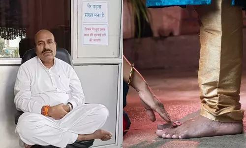 പാദ നമസ്കാരം ചെയ്താല്‍ പണി പോകും  ഓഫീസിൽ കാൽ തൊട്ട് വണങ്ങൽ  വിലക്കി കേന്ദ്രമന്ത്രി