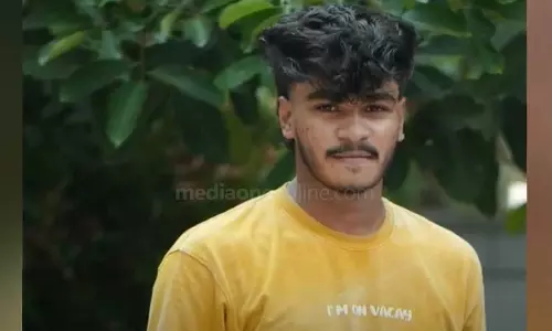 സ്കൂട്ടറില്‍ നിന്ന് തെറിച്ച് ലോറിക്കടിയിലേക്ക് വീണു; ബൈക്ക് യാത്രികന് ദാരുണാന്ത്യം