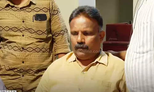 കൈക്കൂലി വാങ്ങുന്നതിനിടെ വില്ലേജ് ഓഫിസർ പിടിയിൽ