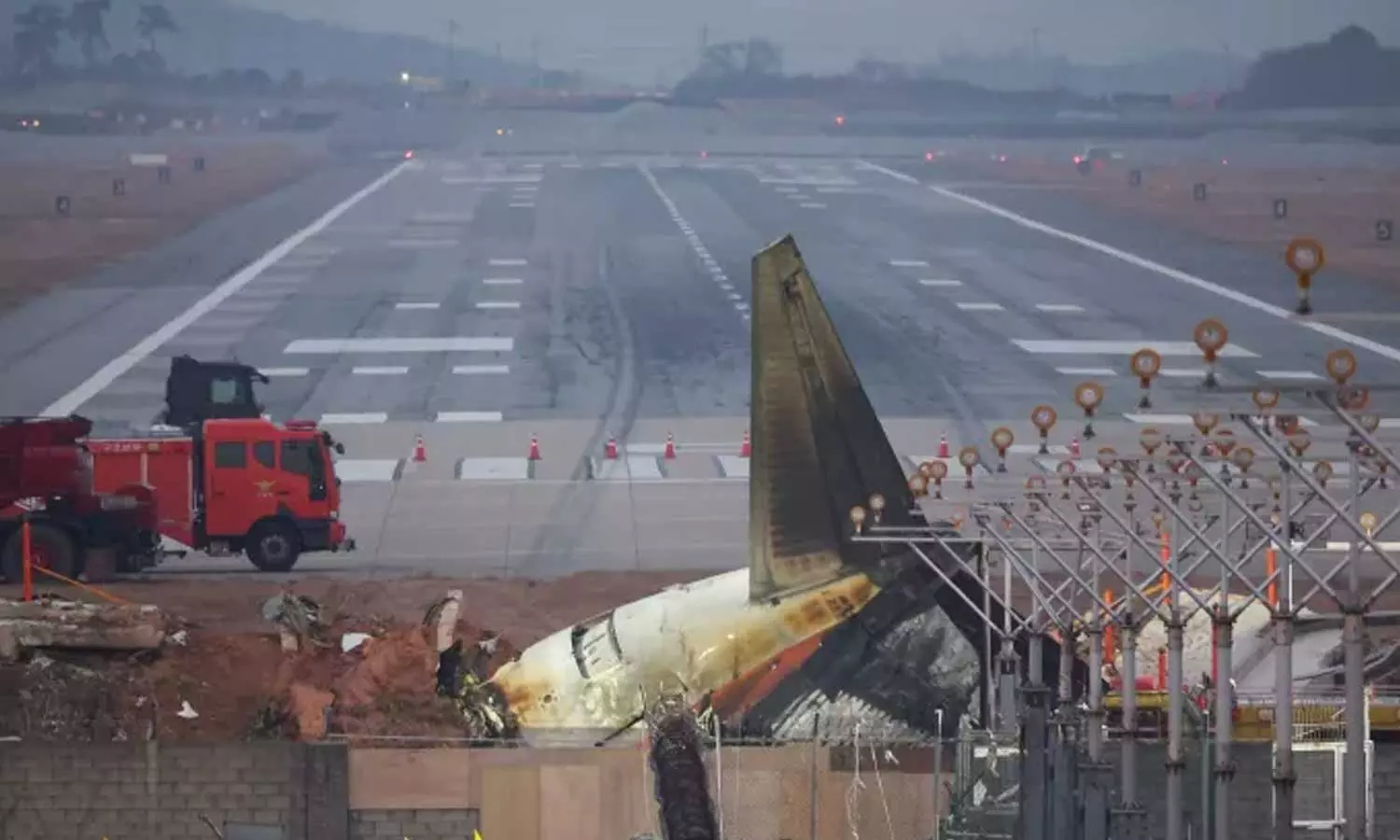 കൊറിയന് വിമാനദുരന്തം: മരണസംഖ്യ കൂട്ടി റണ്വേ നിര്മാണത്തിലെ അപാകത കൊറിയന് വിമാനദുരന്തം: മരണസംഖ്യ കൂട്ടി റണ്വേ നിര്മാണത്തിലെ അപാകത