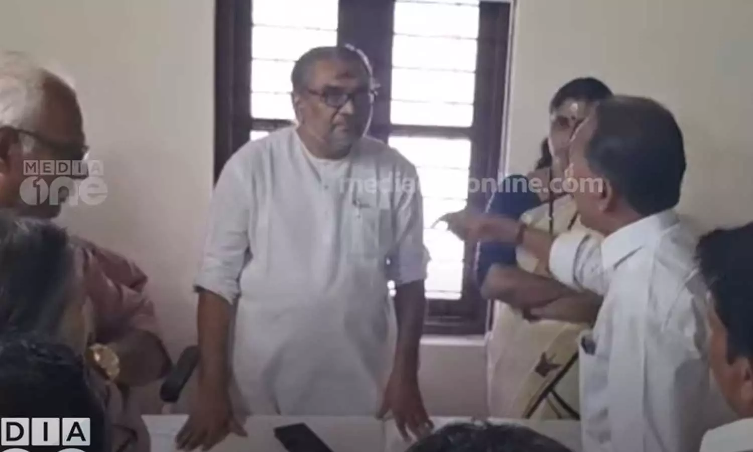 ബിജെപി സംഘടനാ തെരത്തെടുപ്പ്: ചർച്ചക്ക് എത്തിയ നേതാക്കളെ തടഞ്ഞുവെച്ചു