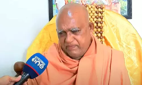 ക്ഷേത്രത്തിൽ പ്രവേശിക്കുമ്പോൾ മേൽവസ്ത്രം പാടില്ലെന്ന ആചാരം മാറ്റണം; നിലപാടിൽ ഉറച്ച് ശിവഗിരിമഠം