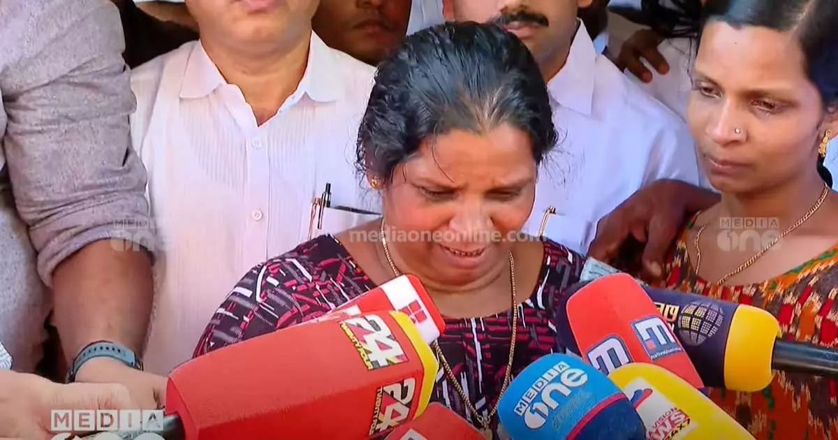 മക്കളെ കൊന്നവർക്ക് ശിക്ഷ ലഭിക്കാൻ ആറ് വർഷം കാത്തിരുന്നു; വിധി കേട്ടതിന് ശേഷം പൊട്ടിക്കരഞ്ഞ് കൊല്ലപ്പെട്ട കൃപേഷിന്റെ അമ്മ മക്കളെ കൊന്നവർക്ക് ശിക്ഷ ലഭിക്കാൻ ആറ് വർഷം കാത്തിരുന്നു; വിധി കേട്ടതിന് ശേഷം പൊട്ടിക്കരഞ്ഞ് കൊല്ലപ്പെട്ട കൃപേഷിന്റെ അമ്മ