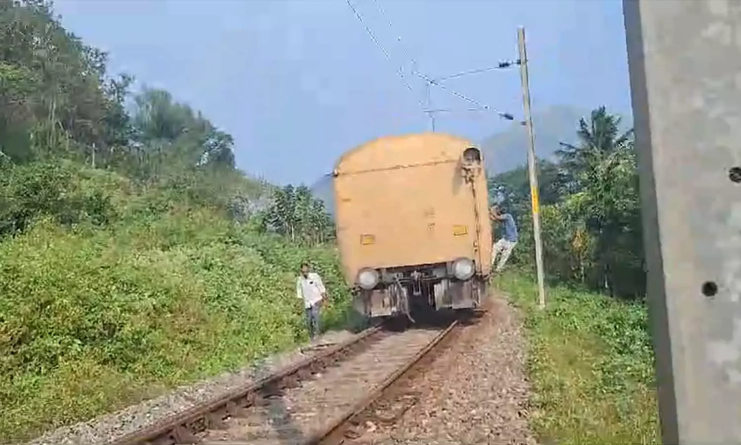 കൊല്ലത്ത് ഓടിക്കൊണ്ടിരുന്ന ട്രെയിനിന്റെ ബോഗികൾ വേർപെട്ടു