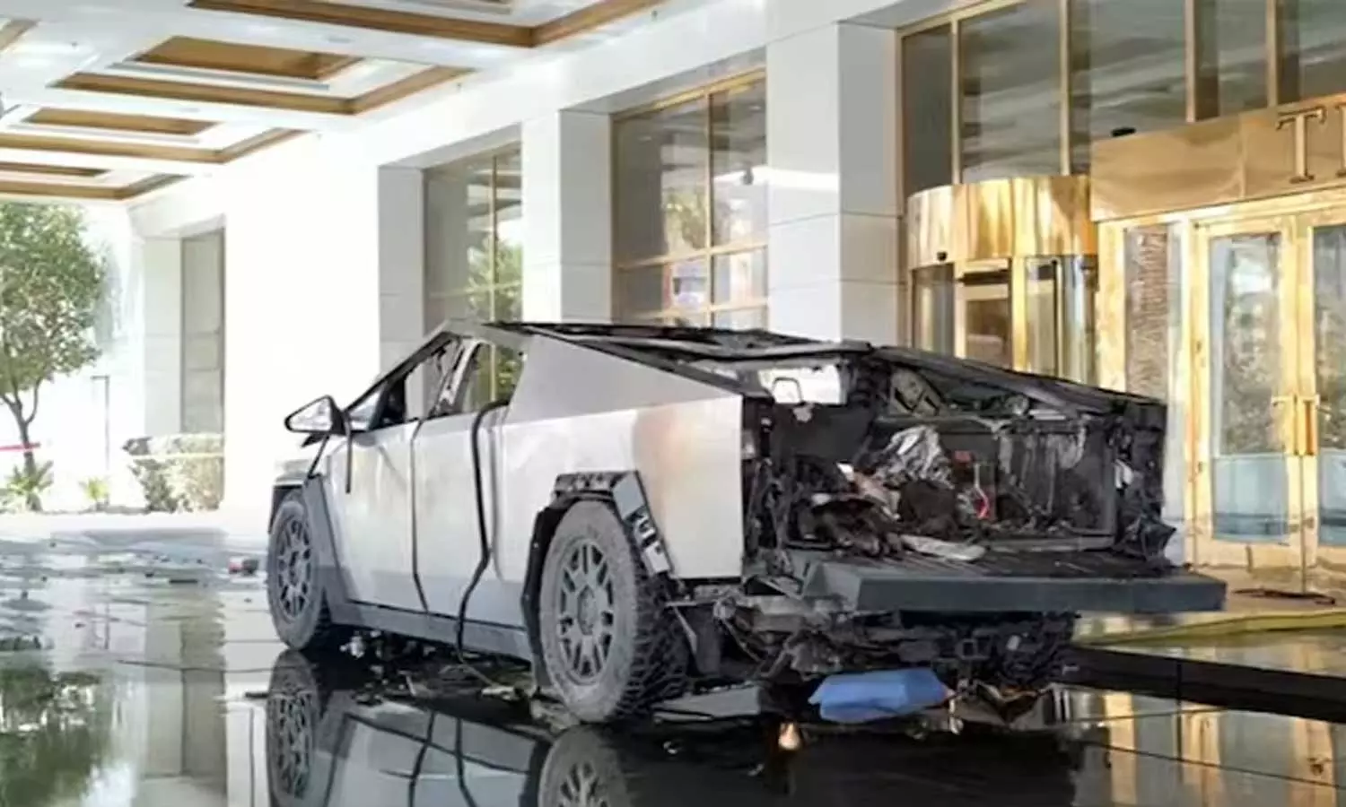 ലാസ് വേഗാസ് സ്‌ഫോടനം.. ടയർ പൊട്ടിയില്ല, ഡോറുകൾ അടഞ്ഞ് തന്നെ; തകരാതെ  സൈബർ ട്രക്ക്