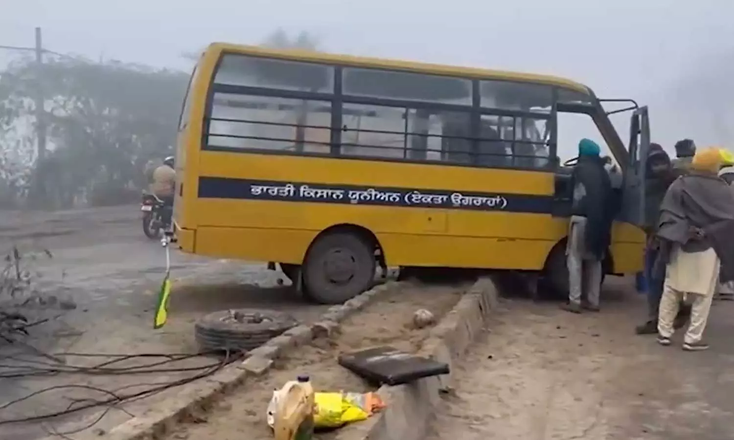 പഞ്ചാബിൽ കർഷക മഹാപഞ്ചായത്തിൽ പങ്കെടുക്കാൻ പുറപ്പെട്ട ബസ് ഡിവൈഡറിൽ ഇടിച്ച് മറിഞ്ഞു; മൂന്ന് വനിതാ കർഷകർ മരിച്ചു