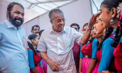 ഞങ്ങളുടെ സ്‌കൂൾ ഞങ്ങളുടെ സ്ഥലത്ത് തന്നെ വേണം    വെള്ളാർമലയിലെ കുട്ടികൾ, നിങ്ങൾ അവിടെത്തന്നെ ഉണ്ടാകുമെന്ന് മുഖ്യമന്ത്രി