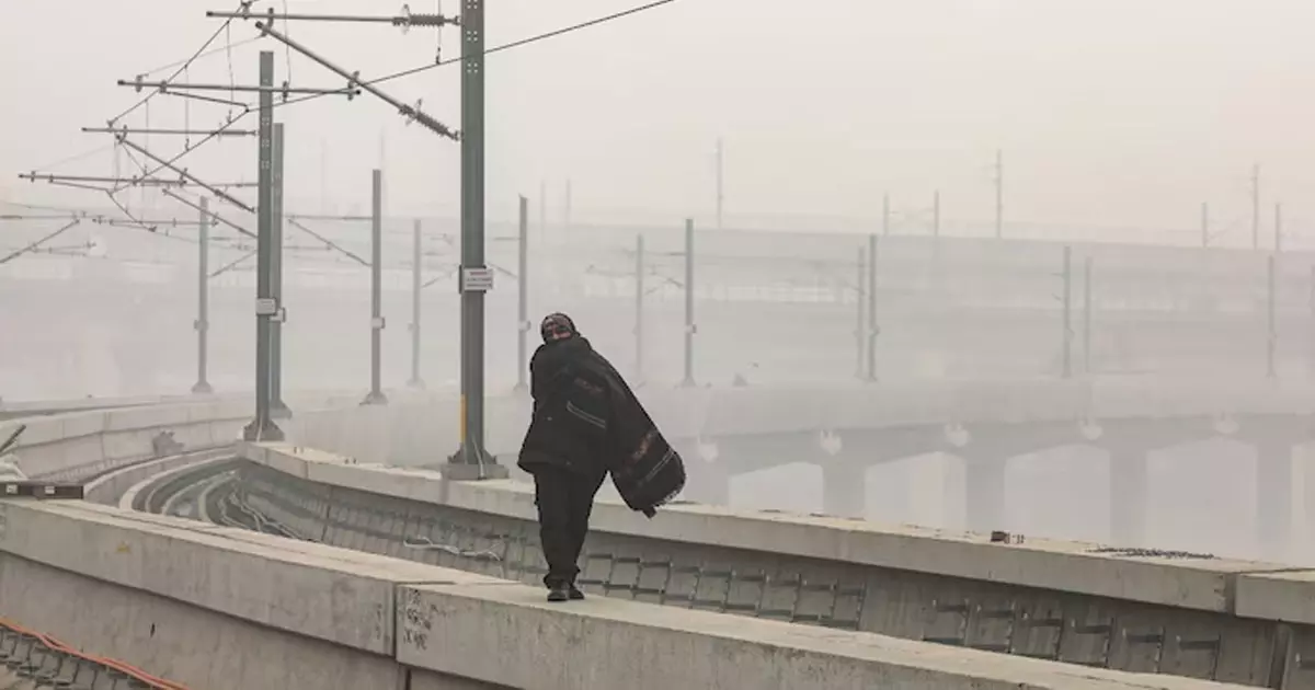 ഡൽഹിയിൽ അതിശക്തമായി മൂടൽമഞ്ഞ്; 200 വിമാനങ്ങൾ വൈകി, വായു ഗുണനിലവാരം മോശം നിലയിൽ
