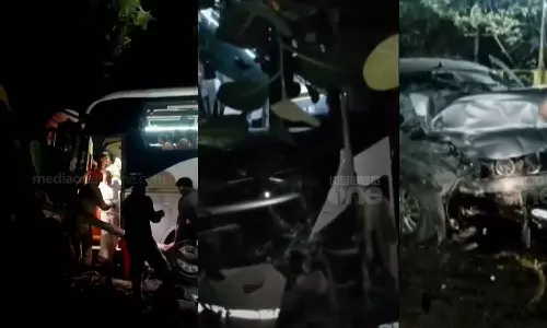 കൊല്ലത്ത് ശബരിമല തീർത്ഥാടകർ സഞ്ചരിച്ച കാറും ടൂറിസ്റ്റ് ബസും കൂട്ടിയിടിച്ചു: രണ്ട് മരണം, മൂന്ന് പേർക്ക് പരിക്ക്