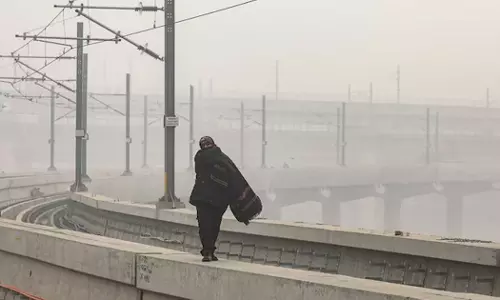 ഡൽഹിയിൽ അതിശക്തമായി മൂടൽമഞ്ഞ്; 200 വിമാനങ്ങൾ വൈകി, വായു ഗുണനിലവാരം മോശം നിലയിൽ