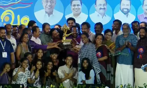 അങ്ങനെ കലോത്സവത്തിന് കൊടിയിറങ്ങി; സ്വർണക്കപ്പ് ഇനി പൂരങ്ങളുടെ നാട്ടിലേക്ക്