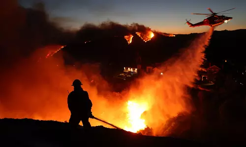ലൊസാഞ്ചൽസിനെ വിഴുങ്ങി കാട്ടുതീ;  ബൈഡൻ ഭരണകൂടത്തെ വിമർശിച്ച് ട്രംപ്