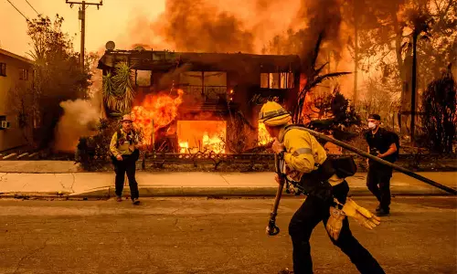 ലോസാഞ്ചലസിലെ തീപിടുത്തം; മരണം പത്തായി, രണ്ട് ലക്ഷത്തോളം പേരെ മാറ്റി താമസിപ്പിച്ചു