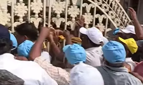 അങ്കമാലി അതിരൂപത ആസ്ഥാനത്തെ പ്രതിഷേധം; വൈദികർക്കെതിരെ കേസ് അങ്കമാലി അതിരൂപത ആസ്ഥാനത്തെ പ്രതിഷേധം; വൈദികർക്കെതിരെ കേസ്