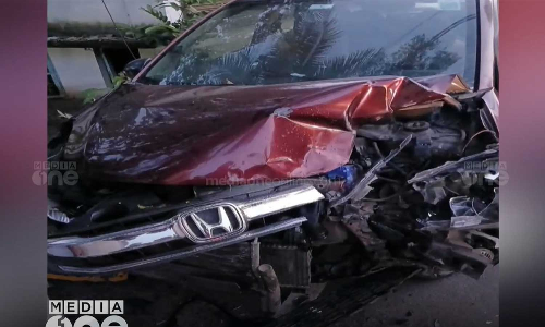 ഈരാറ്റുപേട്ടയിൽ വെയ്റ്റിങ് ഷെഡിലേക്ക് കാർ ഇടിച്ചുകയറി വ്യവസായി മരിച്ചു