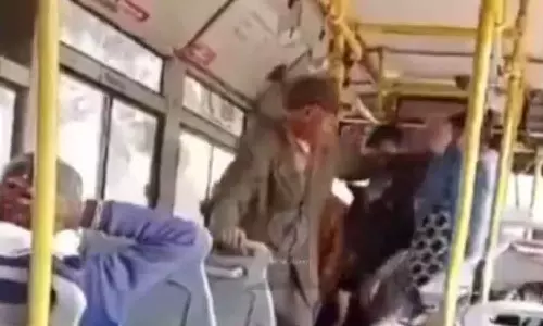 10 രൂപയെച്ചൊല്ലി തർക്കം; ജയ്പൂരിൽ മുൻ ഐഎഎസ് ഉദ്യോ​ഗസ്ഥനെ മർദിച്ച് ബസ് കണ്ടക്ടർ