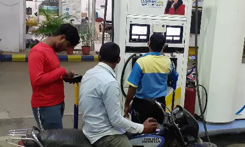 ഹെൽമറ്റ് ഇല്ലേ, എന്നാൽ ഇന്ധനവുമില്ല: പുതിയ നയം പ്രഖ്യാപിച്ച് ലഖ്‌നൗ ജില്ലാ ഭരണകൂടം