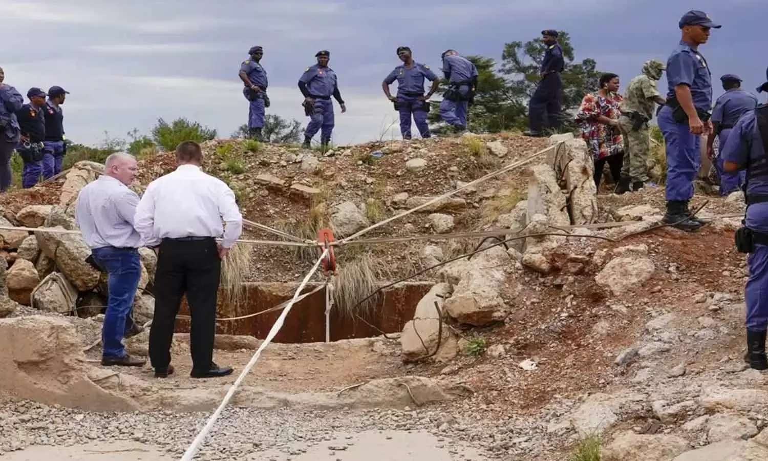 ദക്ഷിണാഫ്രിക്കയിൽ ഉപേക്ഷിക്കപ്പെട്ട സ്വർണ ഖനിയിൽ 100ഓളം പേർ മരിച്ച നിലയിൽ; 500ഓളം പേർ കുടുങ്ങിക്കിടക്കുന്നു
