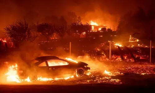 ലോസ് ആഞ്ചലസ് തീപിടിത്തം; ആറ് ദിവസമായിട്ടും അടങ്ങാതെ കാട്ടുതീ, കത്തിച്ചാമ്പലായത് നാൽപതിനായിരം ഏക്കറിലധികം പ്രദേശങ്ങൾ