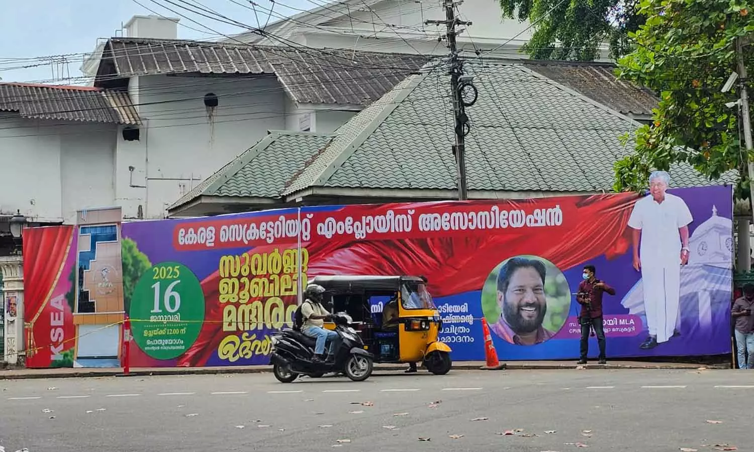 സെക്രട്ടേറിയറ്റിന് മുന്നിലെ അനധികൃത ഫ്ലക്സ് ബോർഡ്: കടുത്ത നിലപാടുമായി ഹൈക്കോടതി