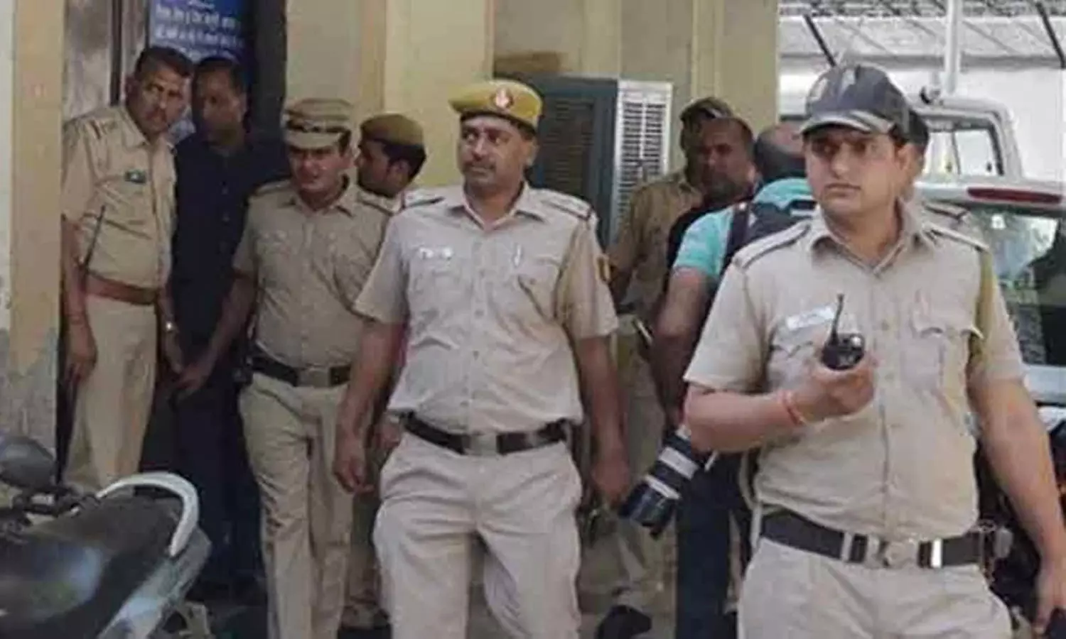 Man Shoots Daughter In Front Of Cops For Refusing To Marry Man Of His Choice Man Shoots Daughter In Front Of Cops For Refusing To Marry Man Of His Choice