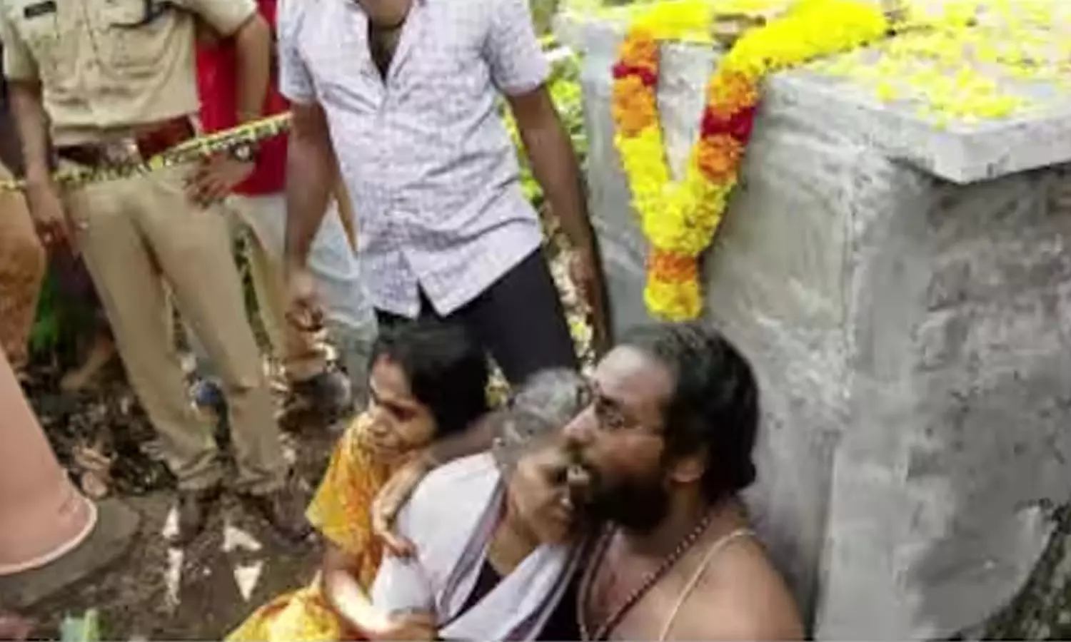 ഗോപന്റെ ശ്വാസകോശത്തിൽ ഭസ്മം കയറിയെന്ന് ഡോക്ടർമാർക്ക് സംശയം; തലയിൽ കരിവാളിച്ച പാടുകൾ ഗോപന്റെ ശ്വാസകോശത്തിൽ ഭസ്മം കയറിയെന്ന് ഡോക്ടർമാർക്ക് സംശയം; തലയിൽ കരിവാളിച്ച പാടുകൾ