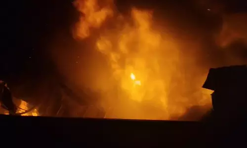 തൃശൂർ പെരുമ്പിലാവിൽ വൻ തീപിടിത്തം; കാർഷിക യന്ത്രങ്ങൾ വിൽക്കുന്ന സ്ഥാപനം കത്തിനശിച്ചു തൃശൂർ പെരുമ്പിലാവിൽ വൻ തീപിടിത്തം; കാർഷിക യന്ത്രങ്ങൾ വിൽക്കുന്ന സ്ഥാപനം കത്തിനശിച്ചു